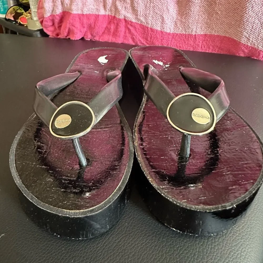 BCBG Platform Flip Flops Black Wedge Sandals Womens Size 10 Logo Disc Thong
